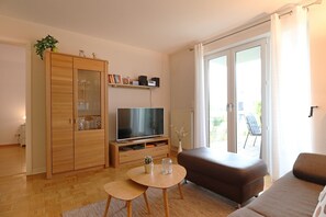 Seeschwalbe Whg. Sew04 - Blick vom Sofa auf den TV mit Terrassenzugang