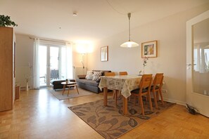 Seeschwalbe Whg. Sew04 - Blick vom Flur auf den offenen Wohn-/ Essbereich