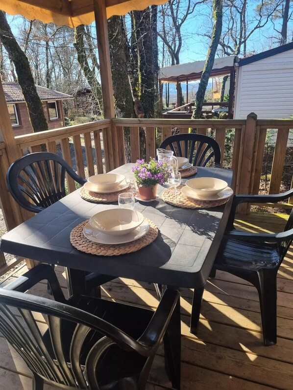 Outdoor dining