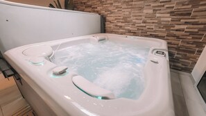 Indoor spa tub