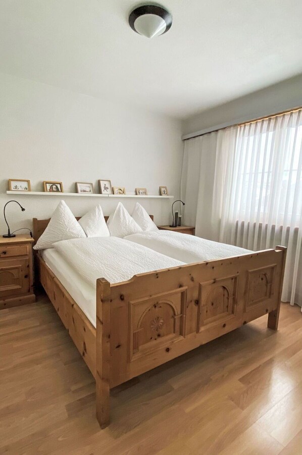 Mobilia, Letto, Interior Design, Camera Da Letto, Pavimentazione, Pavimento, Legna, Soffitto, Bedding, Lenzuolo