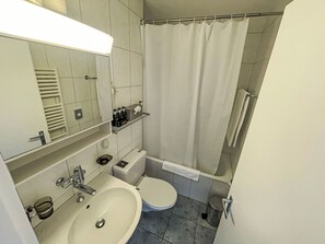 Interior Design, Fussboden, Flooring, Zimmer, Armatur, Bad Sink, Möbel, Installation, Linens, Sinken
