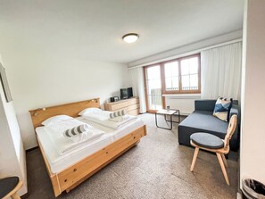 Schlafzimmer, Bett, Möbel, Interior Design, Fussboden, Flooring, Wohnung, Bettrahmen, Bettdecke, Bedding