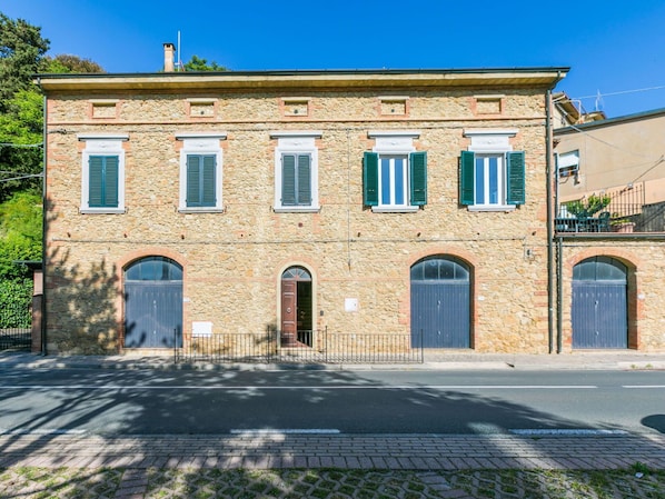 Shrub, Residential Area, Home, Estate, Garden, Lawn, Landscaping, Yard, Mansion, Villa