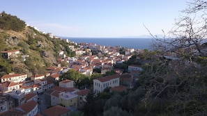 The cottage is 5 min walk from the market and easy walk along the slope.