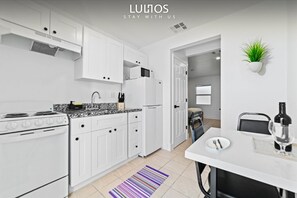 Sleek surfaces, warm woods: where cooking meets style.