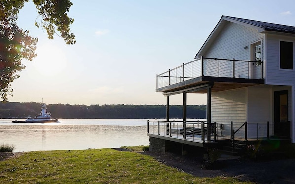 Gorgeous riverfront house with hot tub, river view in all 3 bedrooms, two feel like you're right on the water