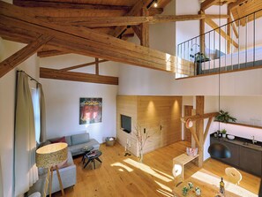 Ferienwohnung Scheunentor-Raumansicht mit Tragwerk