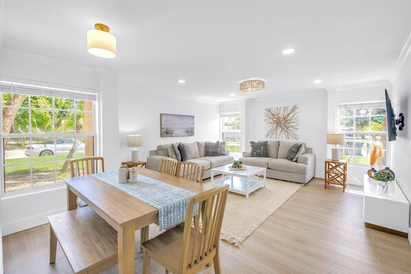 The Village Breeze - in Siesta Village, pool (shared), newly remodeled, Siesta Key Village 2BR