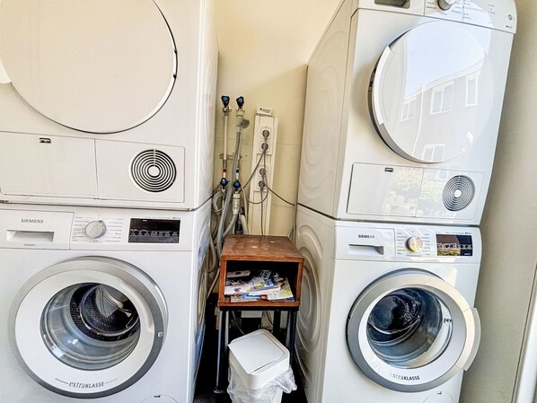 Lavadora, Secadora De Ropa, Cuarto De Lavado, Electrodoméstico, Lavandería, Diseño De Interiores, Electrodoméstico, Piso, Suelo, Aparato De Cocina