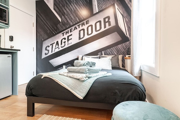 Unwind after a night at the Stratford Festival in this cozy, well-appointed queen suite just steps from downtown.