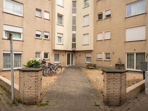 Himmel, Gebäude, Haus, Dach, Zuhause, Hütte, Wohngebiet, Tür, Menschliche Siedlung, Ländliches Gebiet