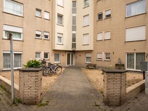 Himmel, Gebäude, Haus, Dach, Zuhause, Hütte, Wohngebiet, Tür, Menschliche Siedlung, Ländliches Gebiet