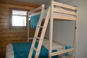 chambre 2 : lit 140 et lit 90 en mezzanine