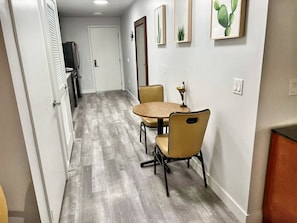 客室内のダイニングエリア