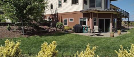 Downstairs apt. with lovely view of peaceful Laurelwood Valley.