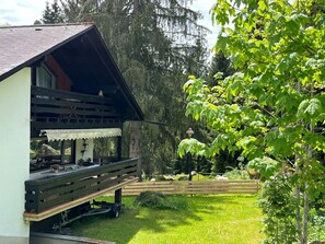 Plante, Extérieur Banc, Bâtiment, Ombre, Arbre, Herbe, Bois, Lot Terre, Paysage Naturel, Mobilier De Jardin