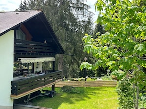 Plante, Extérieur Banc, Bâtiment, Ombre, Arbre, Herbe, Bois, Lot Terre, Paysage Naturel, Mobilier De Jardin