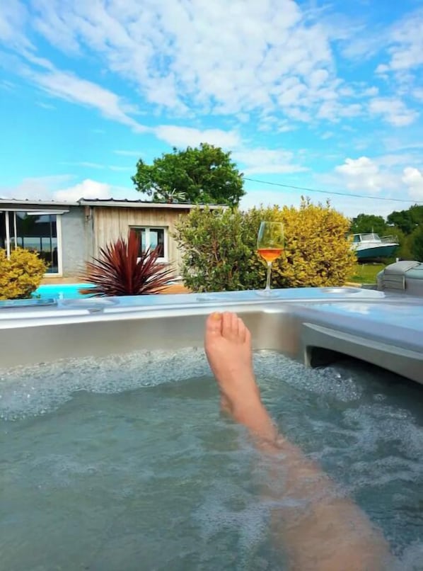 Outdoor spa tub
