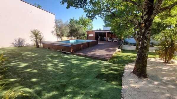 Espace piscine privée ombragé, poolhouse, salon, transats