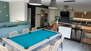 Grande pièce de vie de la maison "Chêne" avec table convertible en billard