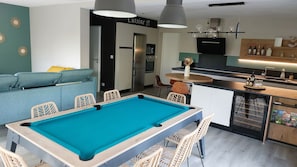 Grande piĂšce de vie de la maison "ChĂȘne" avec table convertible en billard