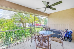 Enjoy shaded outdoor dining on your private screened patio with ceiling fan and garden views. A quiet retreat just minutes from Siesta Key Beach.