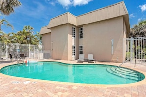Shared heated pool, Siesta Key Village 2BR