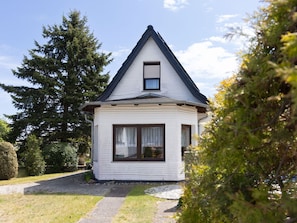 Building, House, Roof, Home, Cottage, Siding, Residential Area, Door, Slope