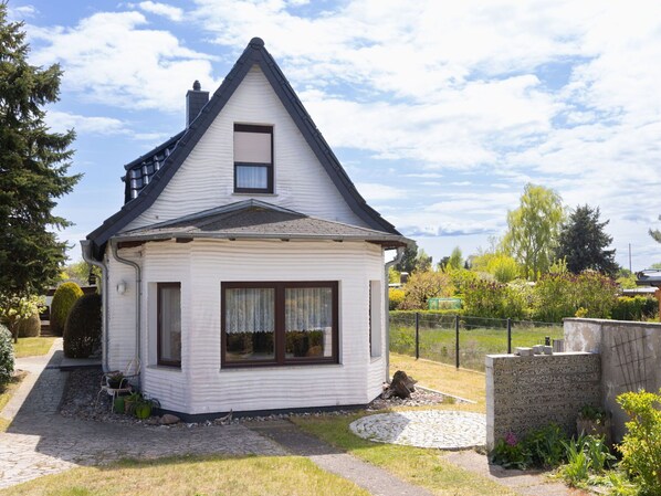 Building, Window, House, Roof, Home, Residential Area, Cottage, Shrub, Door, Siding