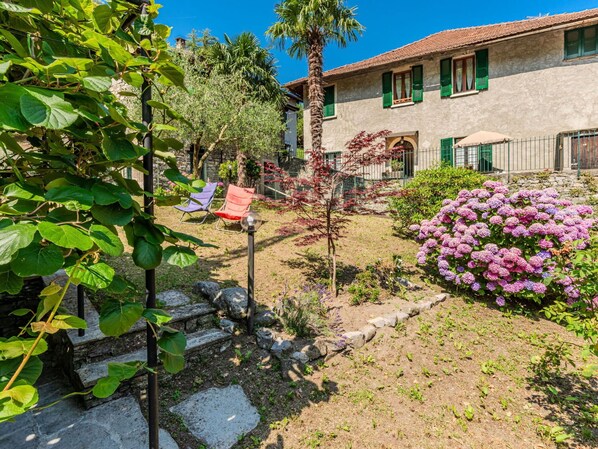 Flower, Shrub, Garden, Groundcover, Spring, Yard, Landscaping, Estate, Backyard, Hacienda