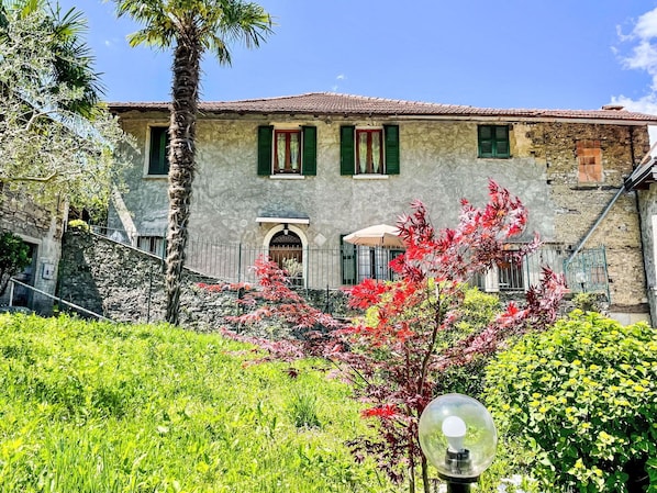 Composite, Porche, Eco Hôtel, Ombre, Plate-Forme, Mobilier De Jardin, Balcon, Patio, Pot De Fleur, Tache De Bois