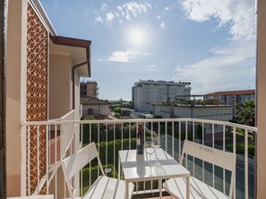 Composite, Porche, Eco Hôtel, Ombre, Plate-Forme, Mobilier De Jardin, Balcon, Patio, Pot De Fleur, Tache De Bois