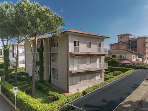 Zone Résidentielle, Appartement, Balcon, Condominium, Biens, Banlieue, Haie, Cour, Villa