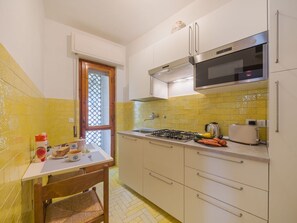 Cocina, Aparato De Cocina, Mostrador, Piso, Diseño De Interiores, Electrodoméstico, Madera, Suelo, Gabinetes, Habitación