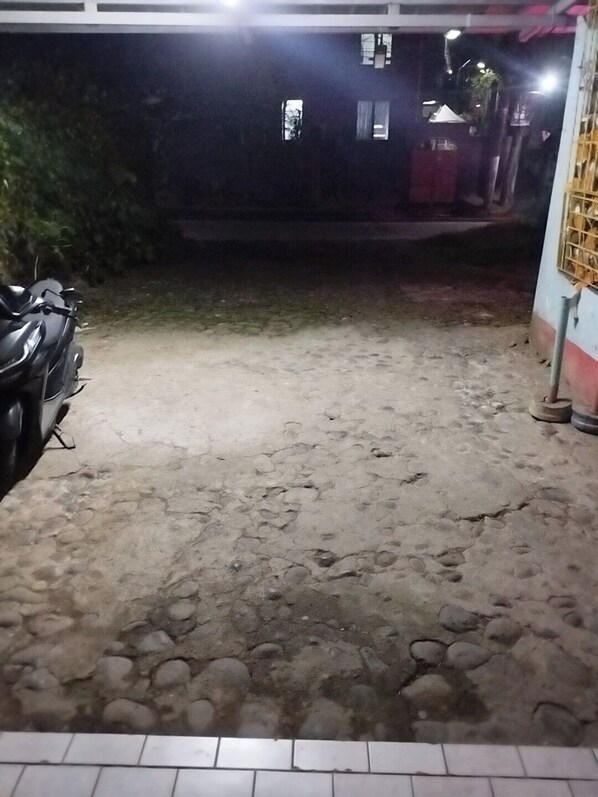 Fachada da propriedade à noite