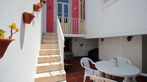 Soak up the Figueira da Foz sunshine on this private patio oasis, complete with lush potted succulents and a welcoming al fresco dining area. #OutdoorLiving #PrivateTerrace