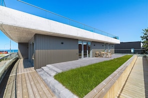 Expansive Porch w/ outdoor sitting