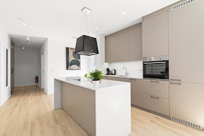 Fully Equipped Kitchen w/ complete cooking utensils