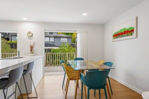 Dining area seating 6