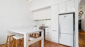Kitchen with moveable breakfast bar/ prep bench with seating for 4