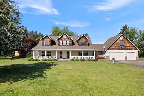 Big Fun Happy Home near food, river activities, skydiving, 1,000 miles of hiking