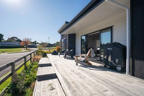 Deck & Bbq Area