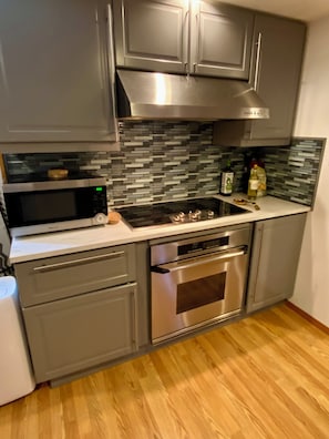 Fully stocked kitchen. Microwave, toaster, dishes, cutlery, blender, etc.