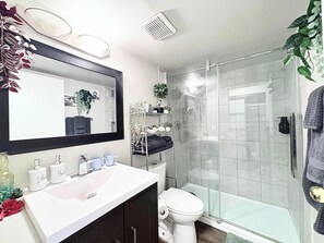Step into a coastal escape 🌴—this Australian tropical beach-inspired bathroom brings breezy vibes, sun-washed textures, and laid-back luxury to your daily routine.