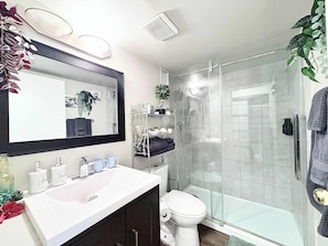 Step into a coastal escape 🌴—this Australian tropical beach-inspired bathroom brings breezy vibes, sun-washed textures, and laid-back luxury to your daily routine.