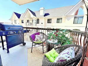 Spice, sizzle & South American sunshine 🌶️🔥 — soak up bold Latin vibes on this vibrant balcony, complete with city views and your own private BBQ for alfresco feasting.
