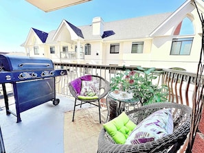 Spice, sizzle & South American sunshine 🌶️🔥 — soak up bold Latin vibes on this vibrant balcony, complete with city views and your own private BBQ for alfresco feasting.