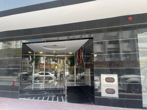 Vista frontal de la propiedad