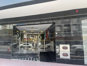 Vista frontal de la propiedad